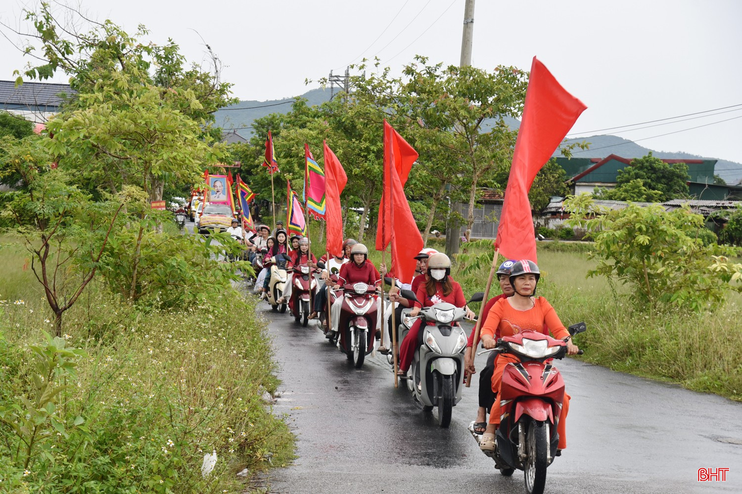 Con cháu và Nhân dân trong vùng tham gia lễ rước bằng Di tích lịch sử, văn hóa cấp tỉnh nhà thờ Nguyễn Tôn Tây.