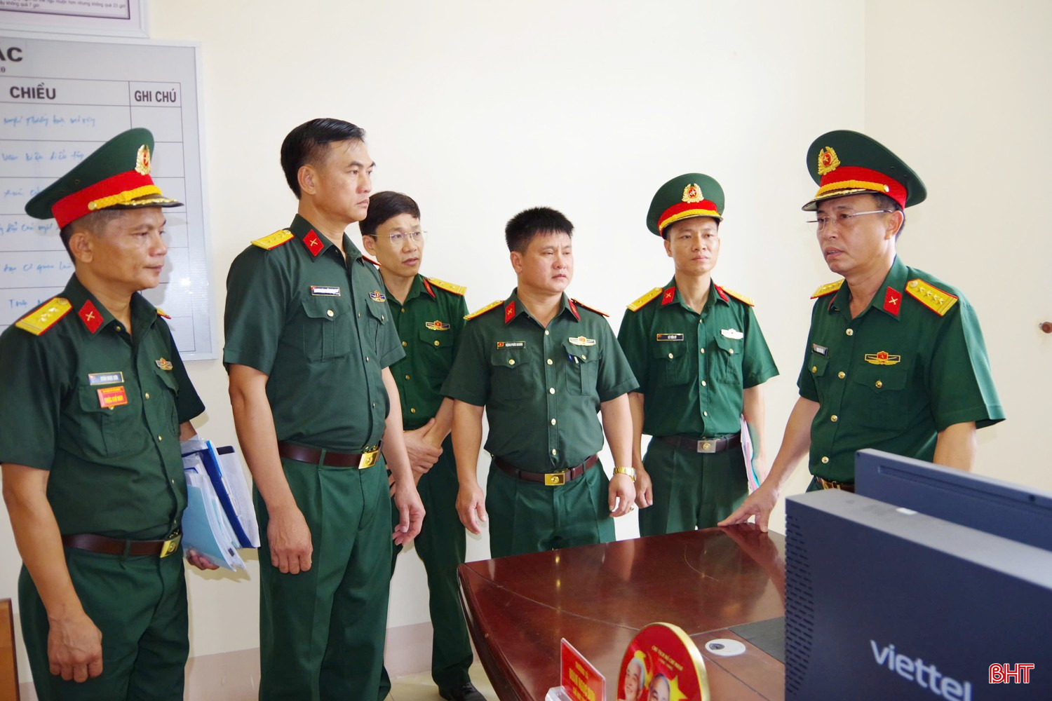 Đại tá Phạm Văn Sâm - Chính ủy Bộ CHQS tỉnh kiểm tra điều kiện công tác, nơi ăn ở, sinh hoạt tại các ban CHQS xã.