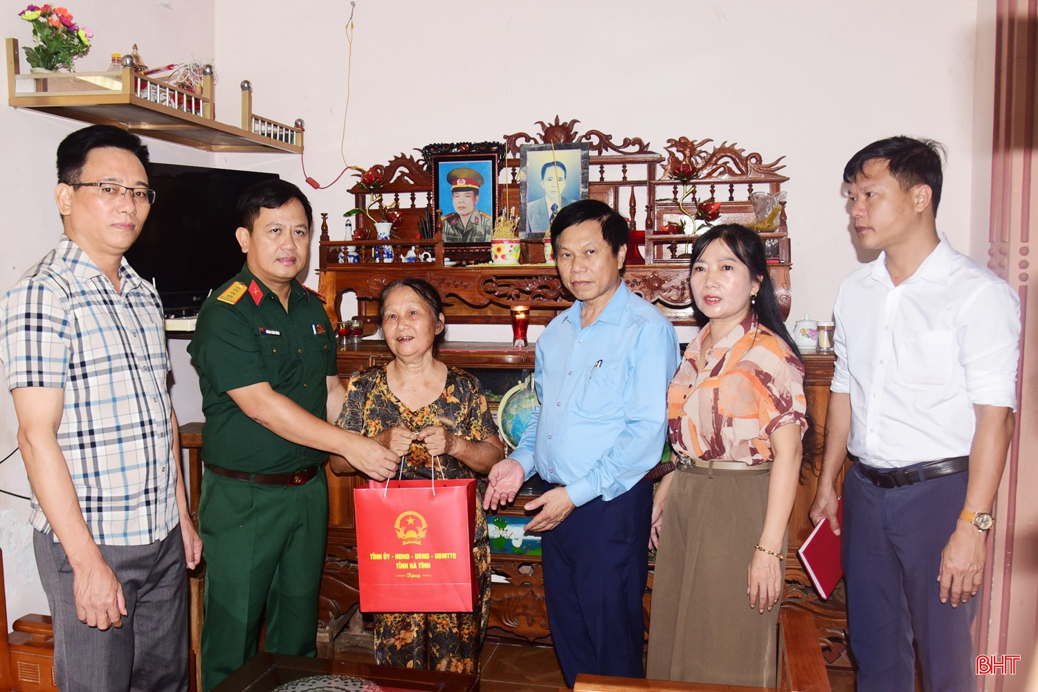 Đoàn tặng quà bà Lê Thị An (SN 1954, ở thôn Hợp Trí, xã Vũ Quang - vợ liệt sĩ).