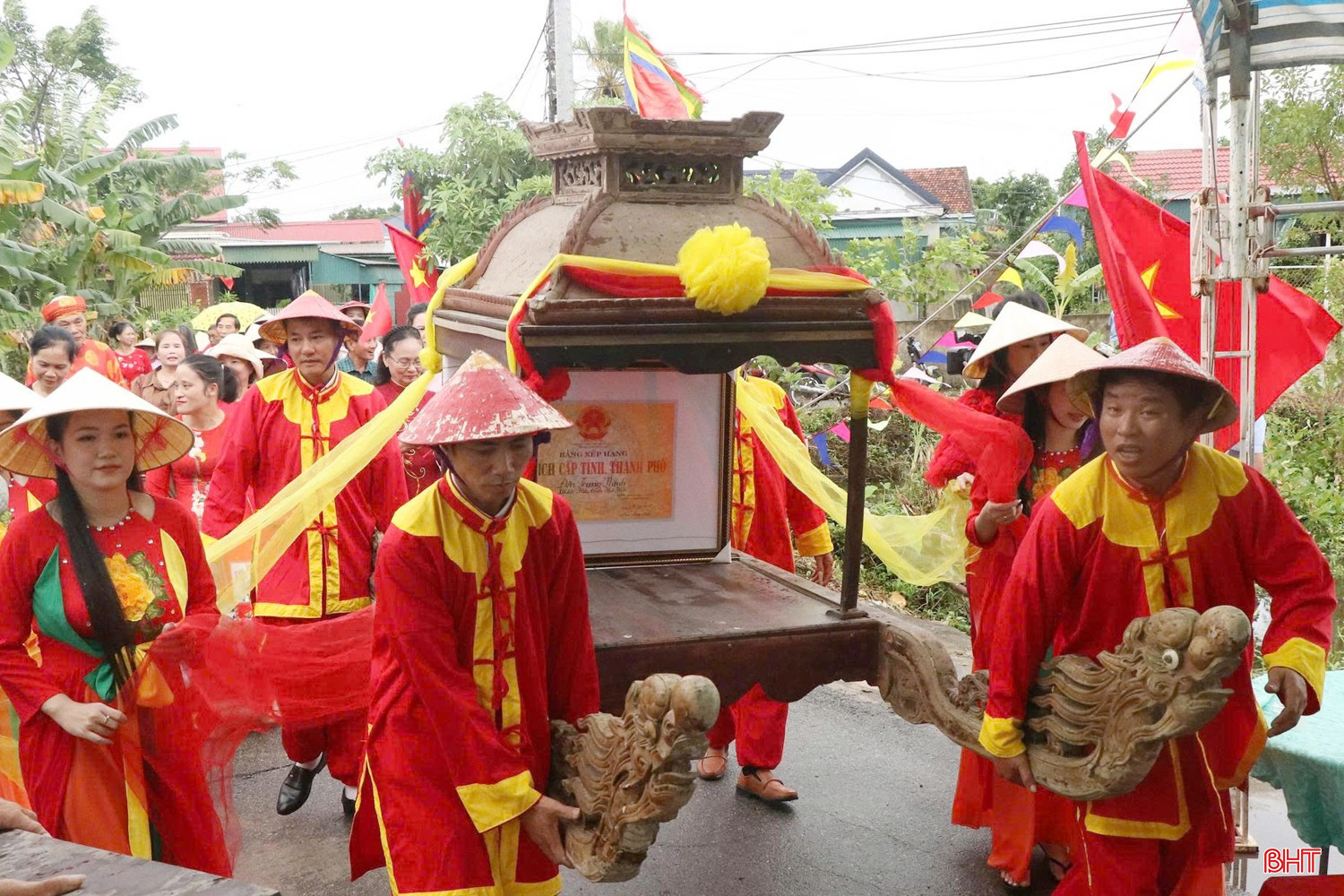 Lễ rước bằng Di tích lịch sử, văn hóa cấp tỉnh Đền Trung Thịnh.