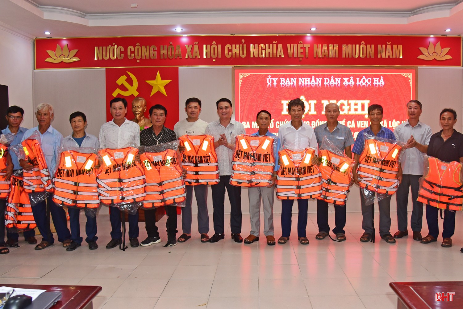 Tặng áo phao cho các ngư dân là thành viên Tổ chức cộng đồng nghề cá ven bờ xã Lộc Hà.