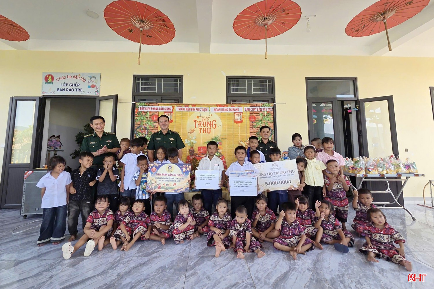 Hòa chung không khí đêm hội trăng rằm, Đồn Biên phòng Bản Giàng đã tổ chức nhiều hoạt động ý nghĩa cho các cháu thiếu nhi người dân tộc Chứt ở bản Rào Tre. Ngoài các hoạt động văn hóa, văn nghệ, trò chơi, phá cỗ Trung thu, đơn vị còn trao hàng chục suất quà với tổng giá trị 14 triệu đồng.