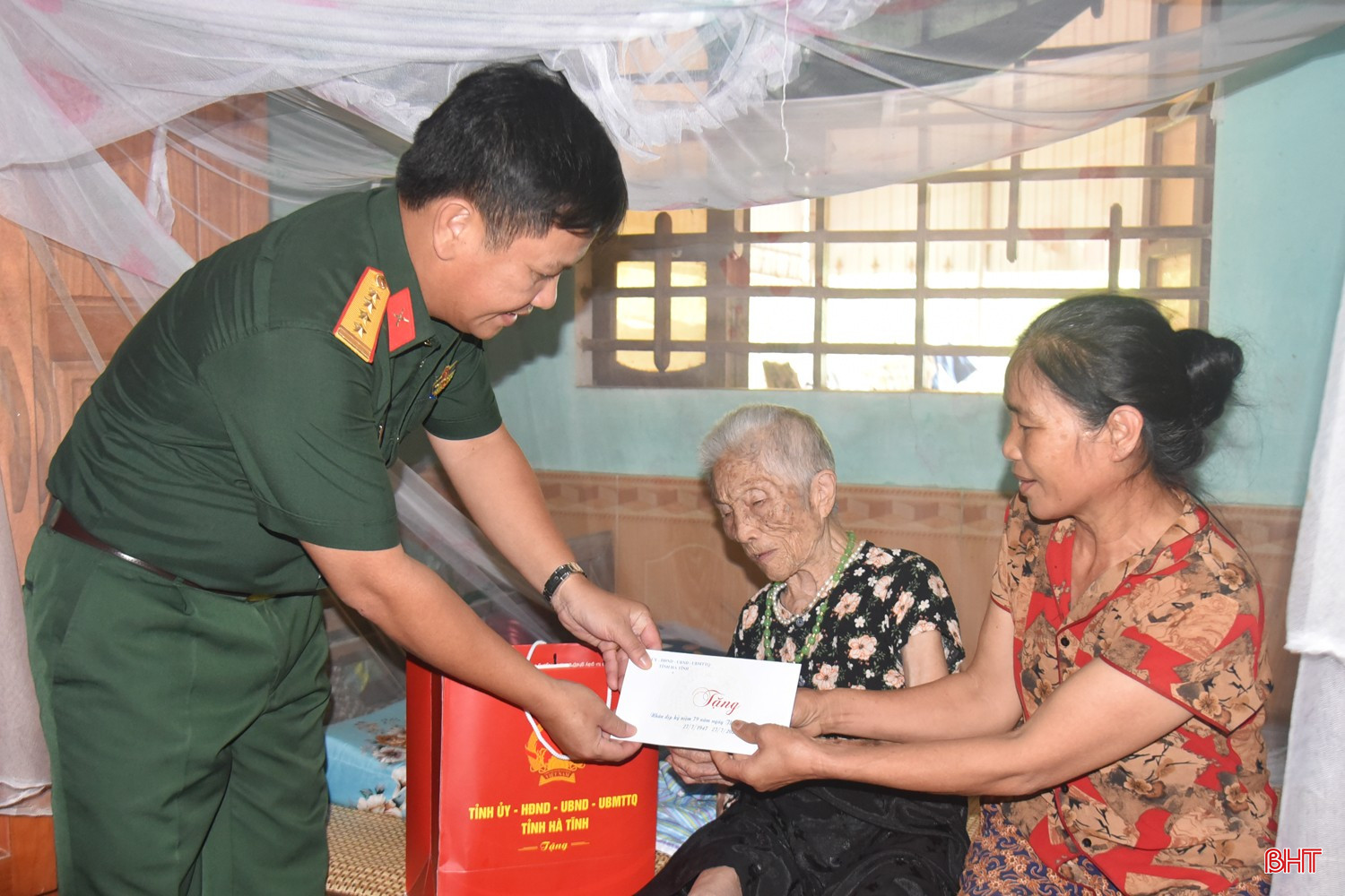 Đại tá Hoàng Xuân Đông cùng đoàn đến thăm, tặng quà bà Nguyễn Thị Hòa (SN 1939, ở thôn Sơn Bình, xã Tứ Mỹ - thân nhân liệt sĩ).