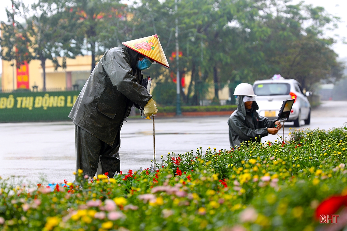 Công nhân vượt mưa rét “vẽ phố” ở TX Kỳ Anh