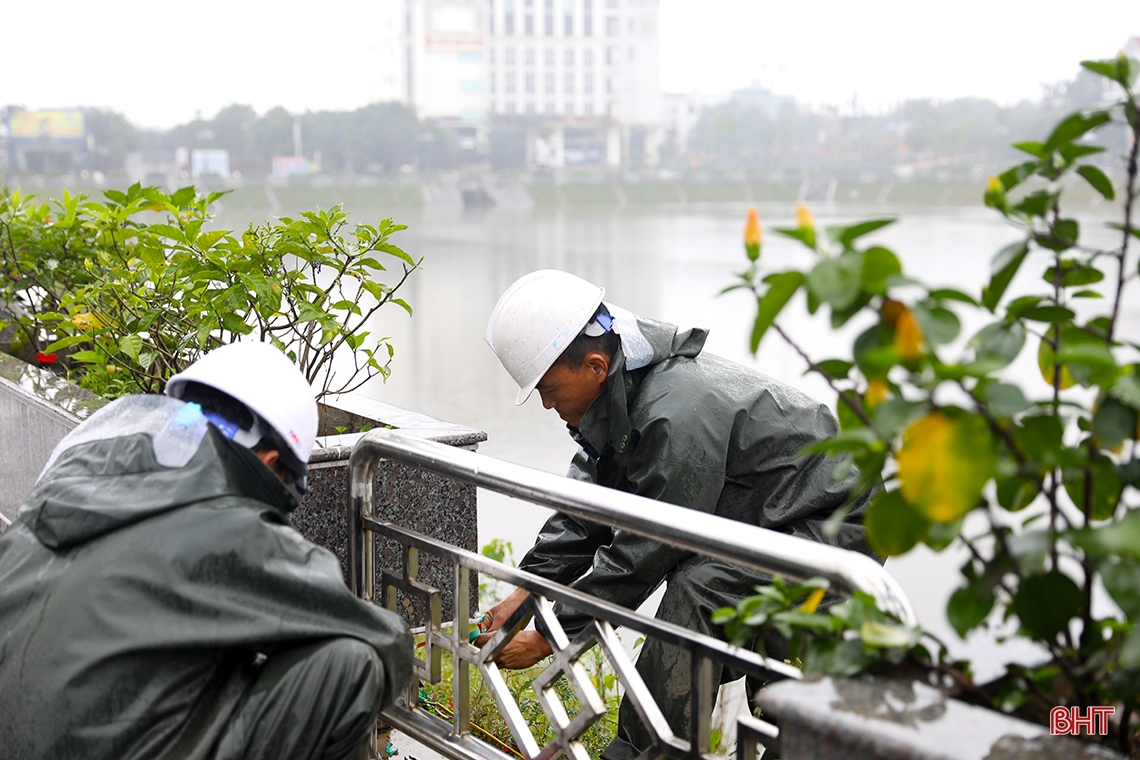 Công nhân vượt mưa rét “vẽ phố” ở TX Kỳ Anh