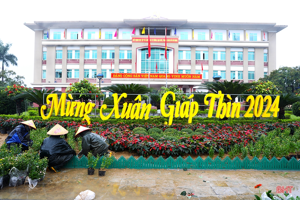 Công nhân vượt mưa rét “vẽ phố” ở TX Kỳ Anh