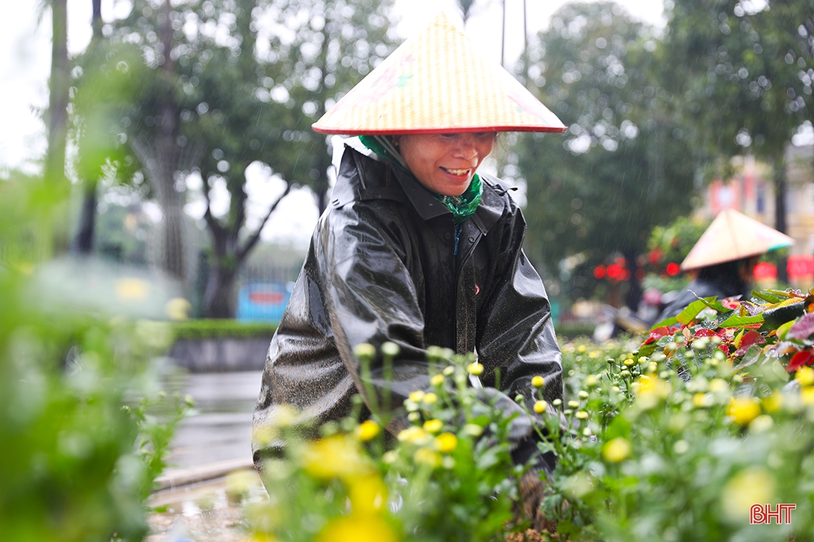 Công nhân vượt mưa rét “vẽ phố” ở TX Kỳ Anh