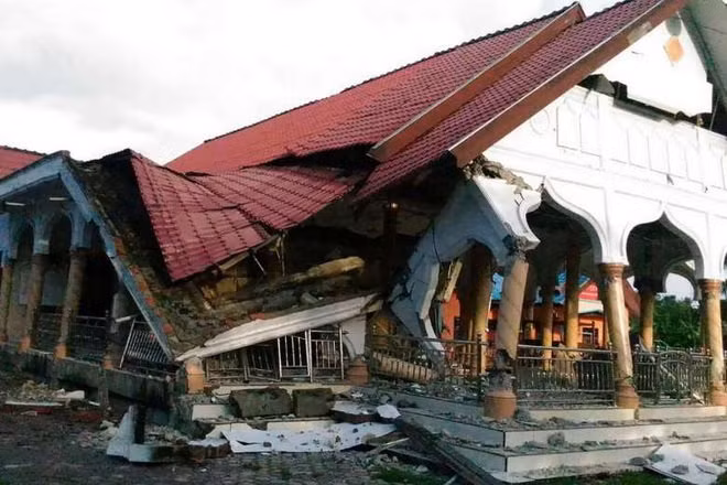 Một tòa nhà ở tỉnh Aceh bị hư hỏng nặng sau động đất - Ảnh: AFP indonesia dong dat manh it nhat 54 nguoi chet