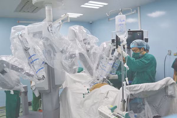 viet nam co khu phau thuat bang robot dau tien