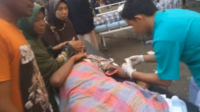 Một người bị thương đang được điều trị - Ảnh: BNPB/Twitter indonesia dong dat manh it nhat 54 nguoi chet