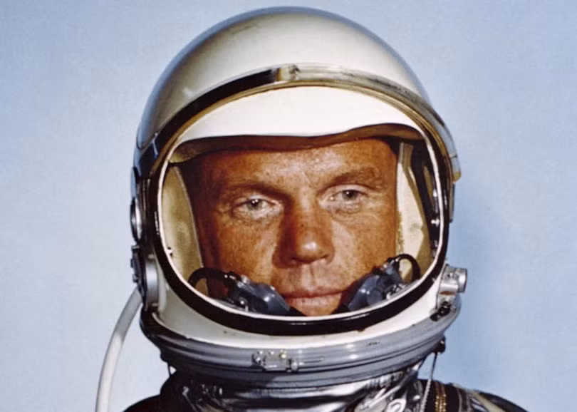 chan dung phi hanh gia huyen thoai nguoi my john glenn
