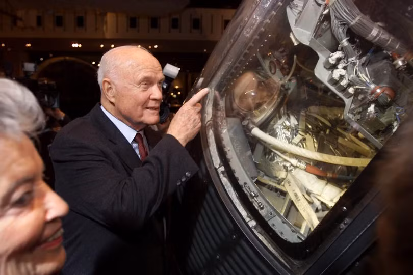 chan dung phi hanh gia huyen thoai nguoi my john glenn