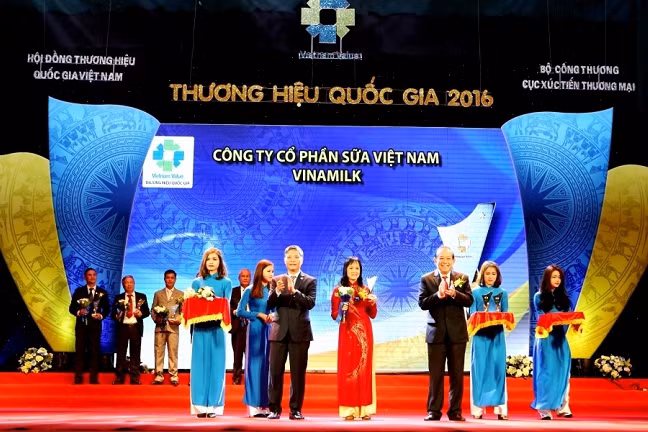vinamilk 8 nam lien duoc vinh danh thuong hieu quoc gia