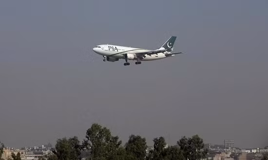 pakistan tim thay 21 thi the tu hien truong vu roi may bay dan su