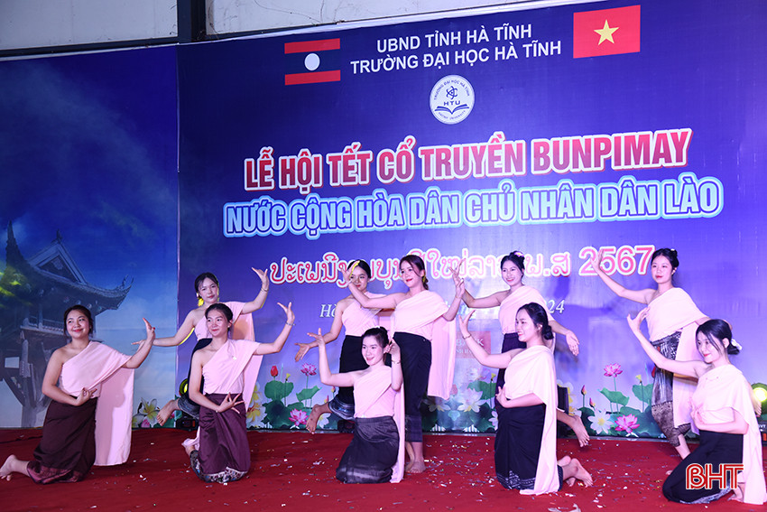 Tết Bunpimay diễn ra từ 13 - 15/4 dương lịch hằng năm. Tại buổi lễ, các đại biểu đã được thưởng thức các tiết mục văn nghệ do lưu học sinh Lào và học sinh Việt Nam biểu diễn.
