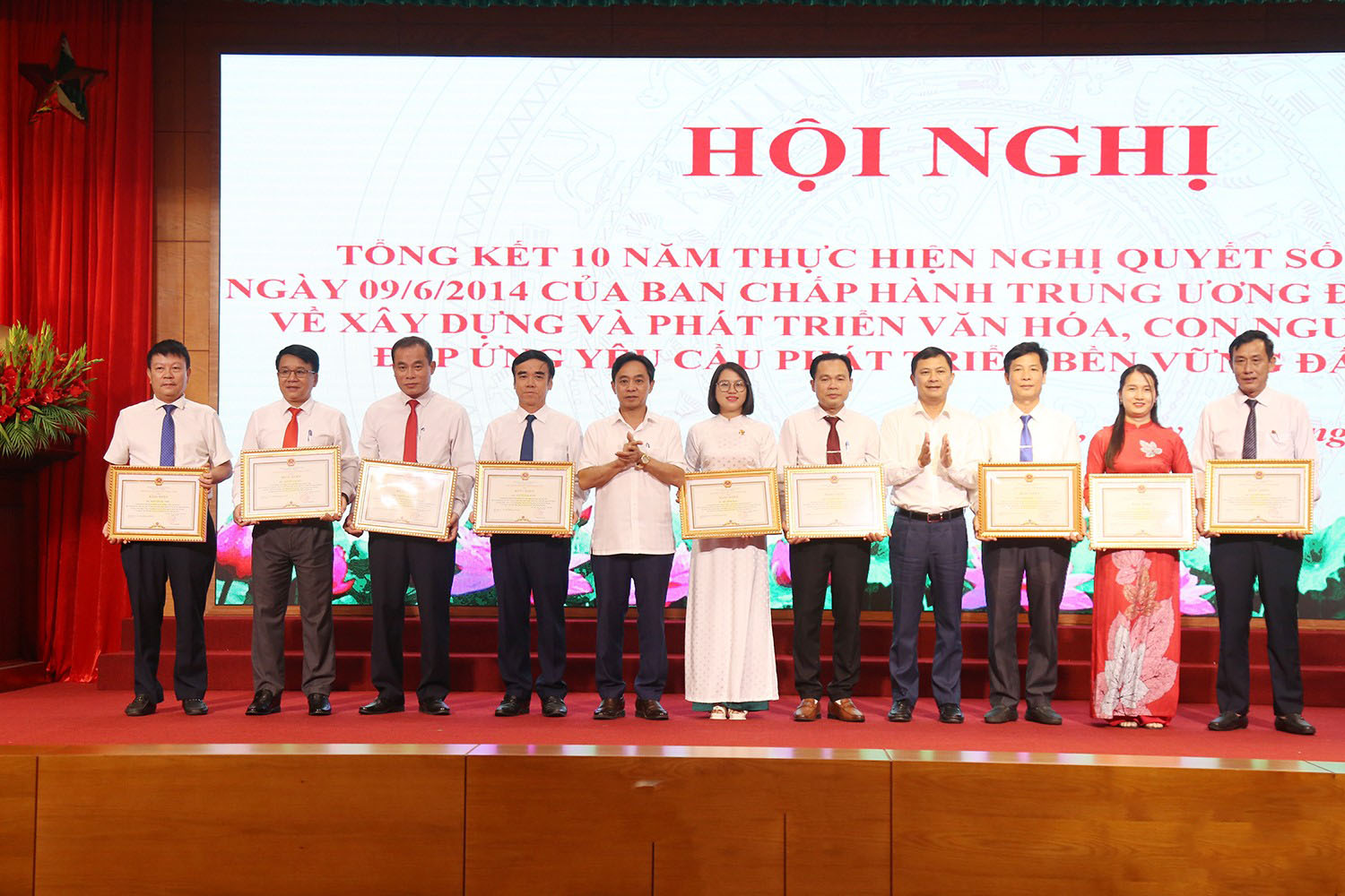 Đầu tháng 5/2024, anh Khởi (người thứ 5 từ phải sang) được Chủ tịch UBND tỉnh tặng bằng khen vì có thành tích xuất sắc trong 10 năm thực hiện Nghị quyết số 33-NQ/TW, ngày 9/6/2014 của Ban Chấp hành Trung ương Đảng về xây dựng và phát triển văn hóa, con người Việt Nam đáp ứng yêu cầu phát triển bền vững đất nước.