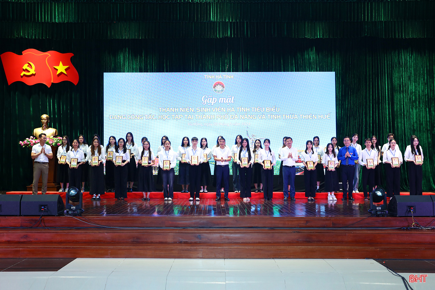 Phó Chủ tịch UBND tỉnh Lê Ngọc Châu, Phó Bí thư Tỉnh đoàn Nguyễn Hoài Nam và đại diện các doanh nghiệp tặng quà các bạn sinh viên, thanh niên tiêu biểu.