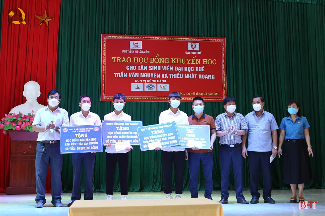 Trao học bổng cho sinh viên mồ côi ở Hà Tĩnh đỗ Đại học Huế