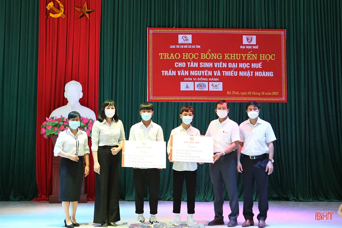 Trao học bổng cho sinh viên mồ côi ở Hà Tĩnh đỗ Đại học Huế
