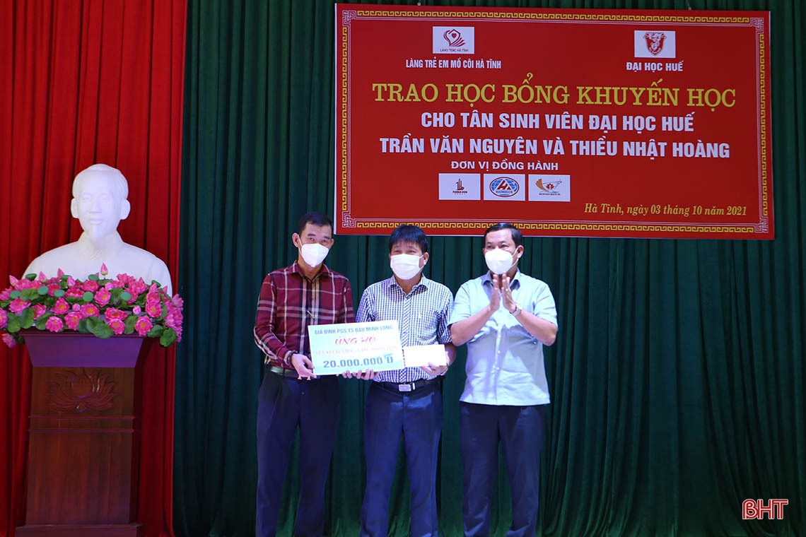 Trao học bổng cho sinh viên mồ côi ở Hà Tĩnh đỗ Đại học Huế