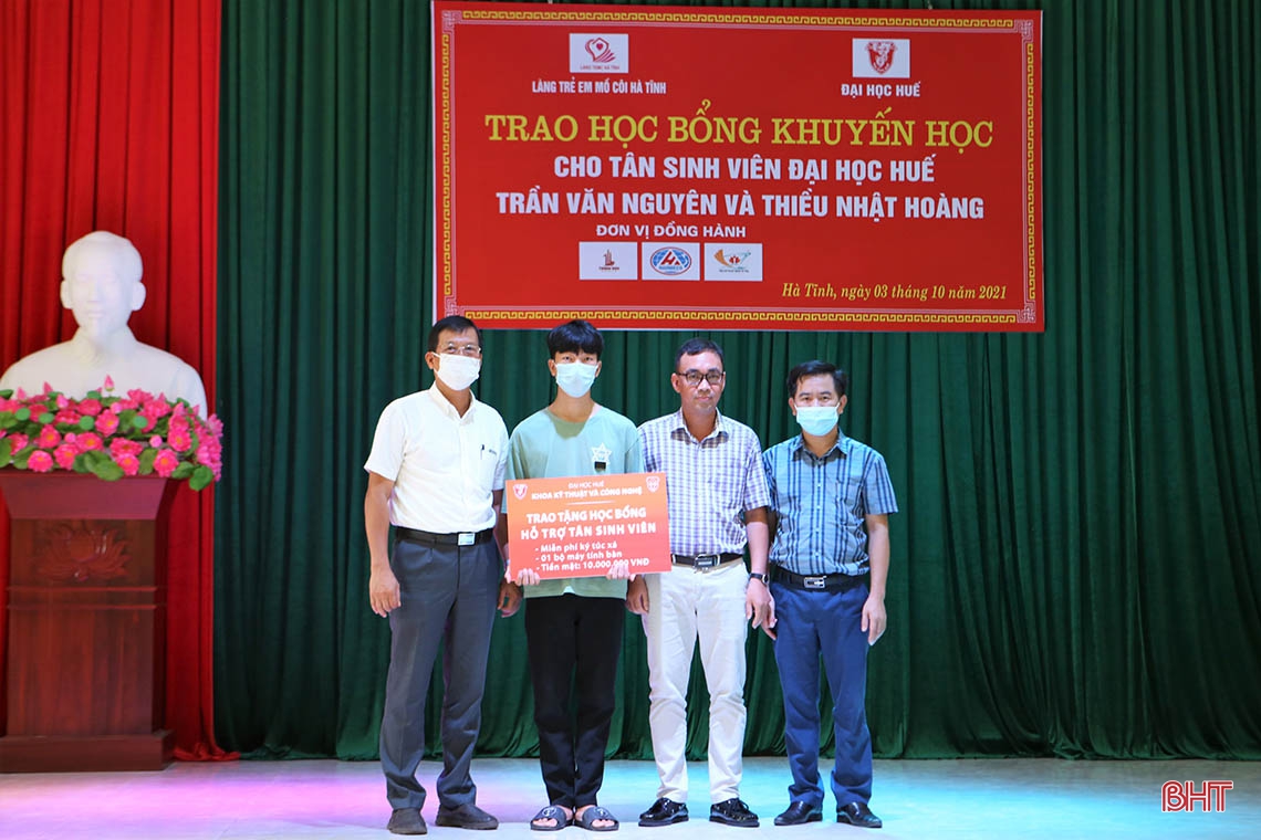 Trao học bổng cho sinh viên mồ côi ở Hà Tĩnh đỗ Đại học Huế