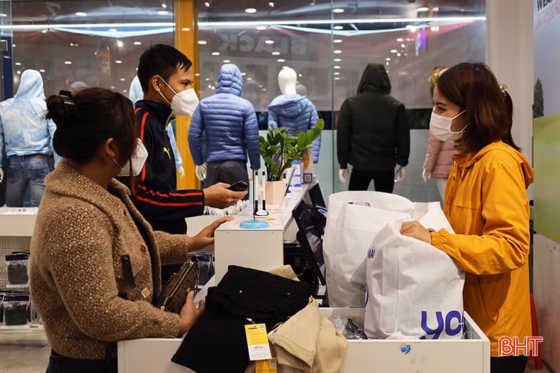 Người dân Hà Tĩnh tranh thủ săn sale dịp Black Friday
