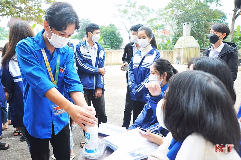 Cận cảnh những mũi tiêm đầu tiên vắc-xin phòng COVID-19 cho học sinh Hà Tĩnh
