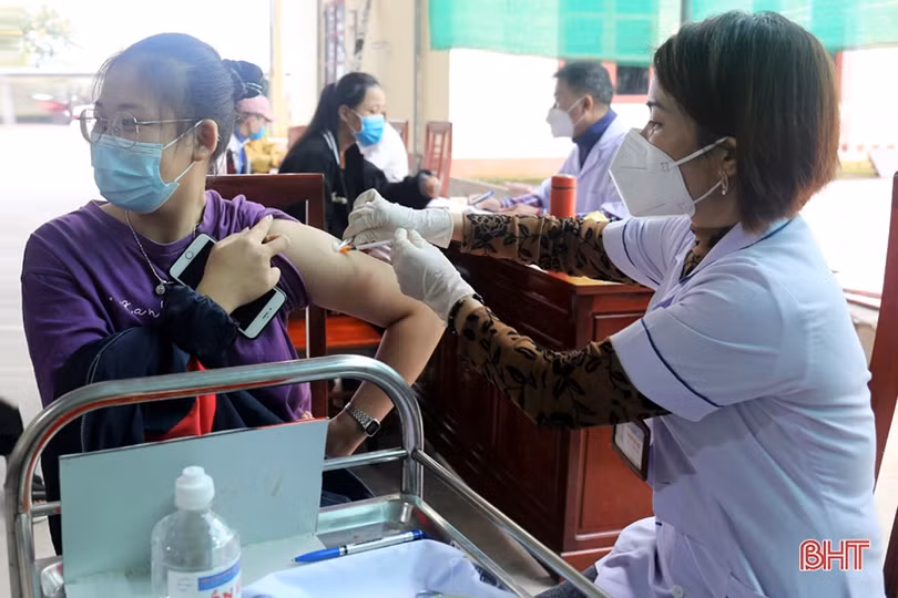 Thạch Hà triển khai tiêm vắc-xin phòng COVID-19 cho học sinh từ 16-18 tuổi