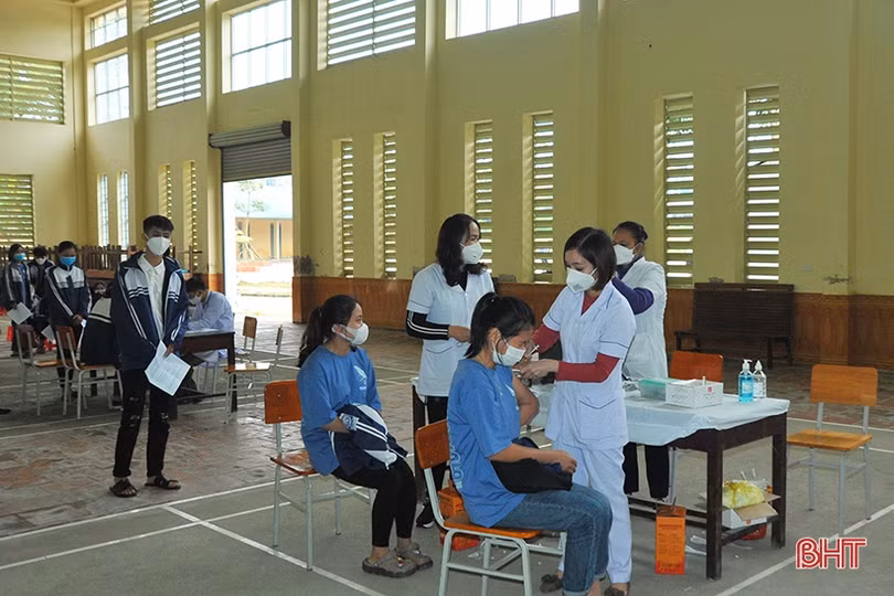 Cận cảnh những mũi tiêm đầu tiên vắc-xin phòng COVID-19 cho học sinh Hà Tĩnh