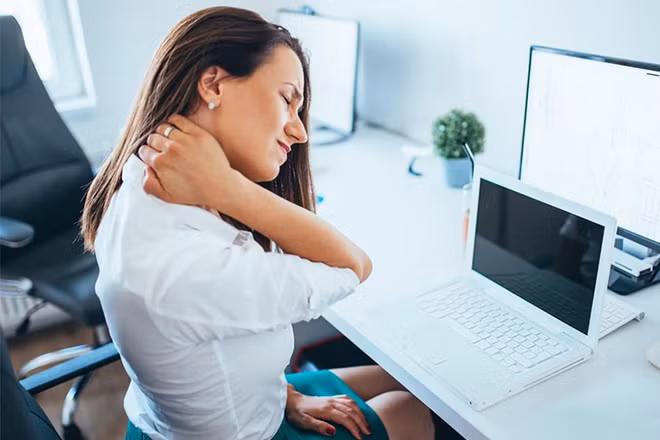 Bệnh “cổ công nghệ” với dân văn phòng và cách chữa trị