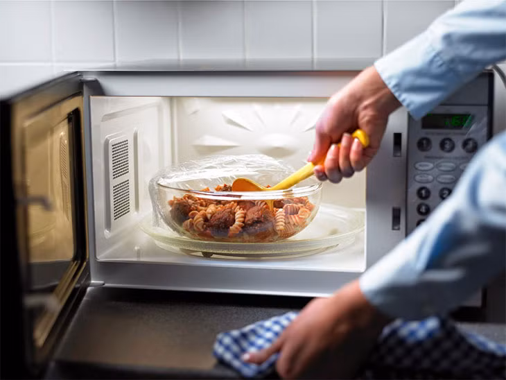 Những thực phẩm tuyệt đối không nên cho vào lò vi sóng