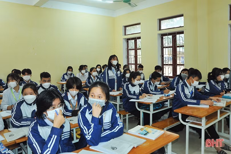 Cận cảnh những mũi tiêm đầu tiên vắc-xin phòng COVID-19 cho học sinh Hà Tĩnh