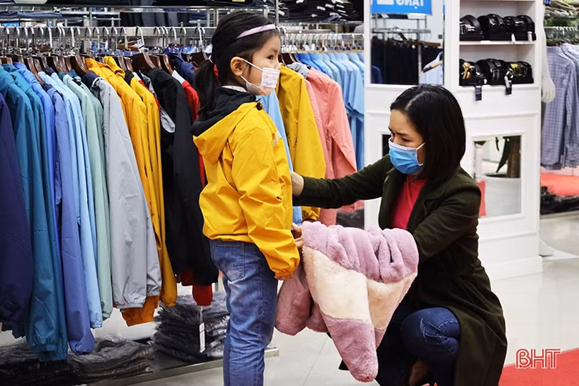 Người dân Hà Tĩnh tranh thủ săn sale dịp Black Friday