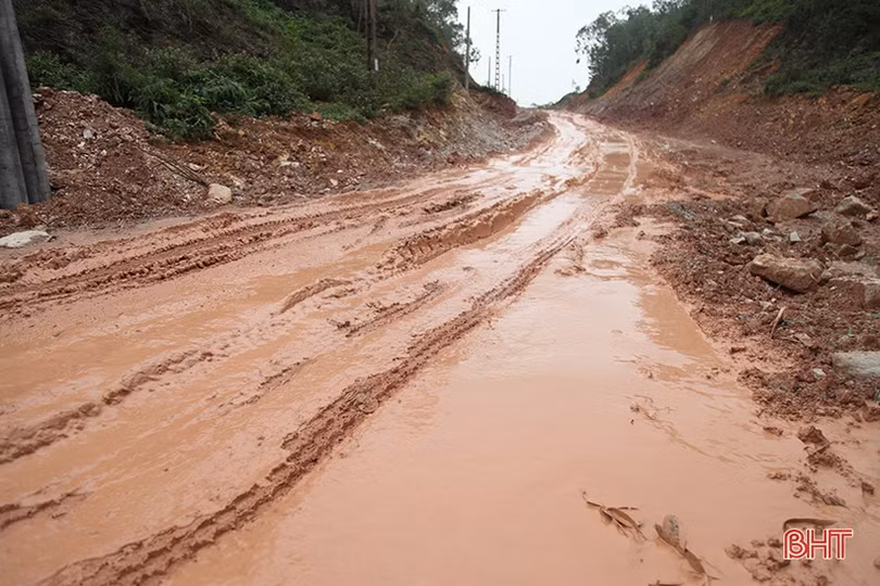QL 281 đoạn qua thôn Trường An - “thử thách khó” cho người đi đường