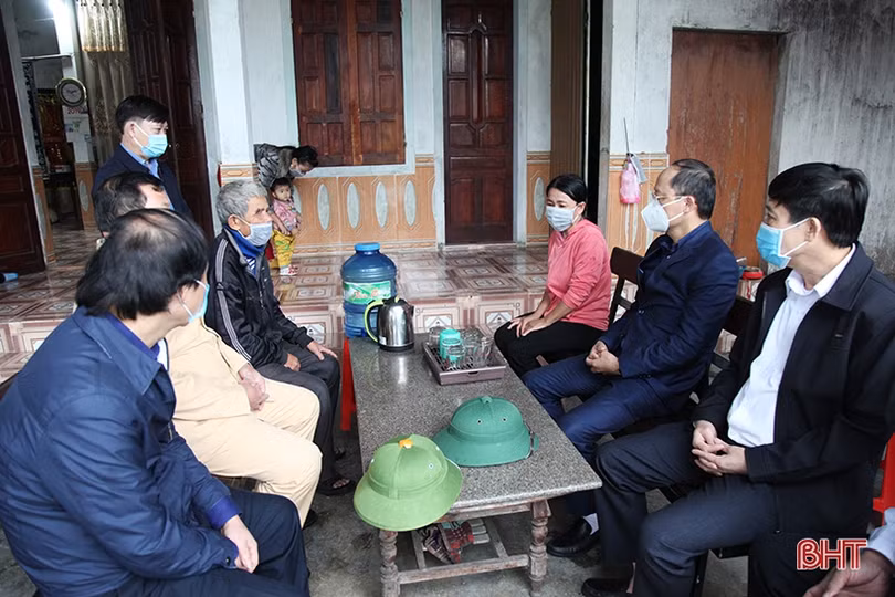 Lãnh đạo tỉnh Hà Tĩnh thăm hỏi, động viên gia đình nạn nhân tử vong do tai nạn giao thông