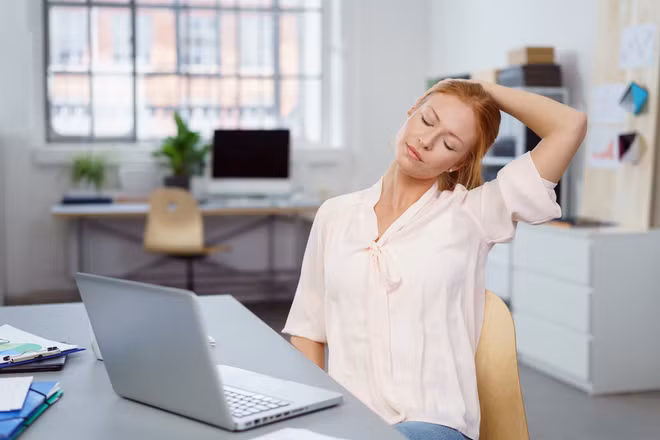 Bệnh “cổ công nghệ” với dân văn phòng và cách chữa trị