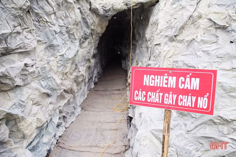 Bà con giáo dân dựng hang đá khổng lồ mừng đón Giáng sinh ở Hà Tĩnh