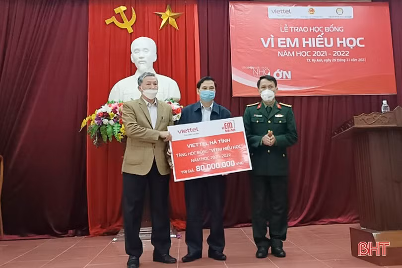 Năm thứ 8 Viettel trao học bổng “Vì em hiếu học” tại Hà Tĩnh