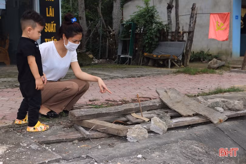 Nắp đậy mương thoát nước ở thị trấn Vũ Quang bị hư hỏng, gây nguy hiểm cho người đi đường 