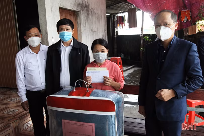Lãnh đạo tỉnh Hà Tĩnh thăm hỏi, động viên gia đình nạn nhân tử vong do tai nạn giao thông