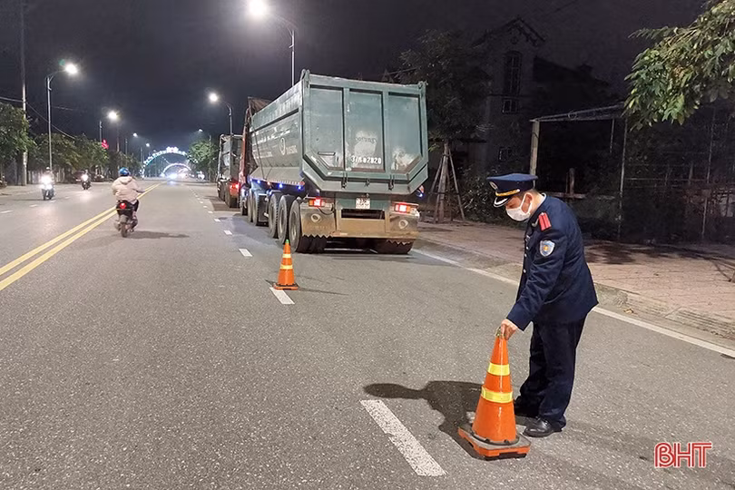 Hà Tĩnh: Tài xế lập nhóm Zalo “né” thanh tra giao thông xử lý xe quá tải