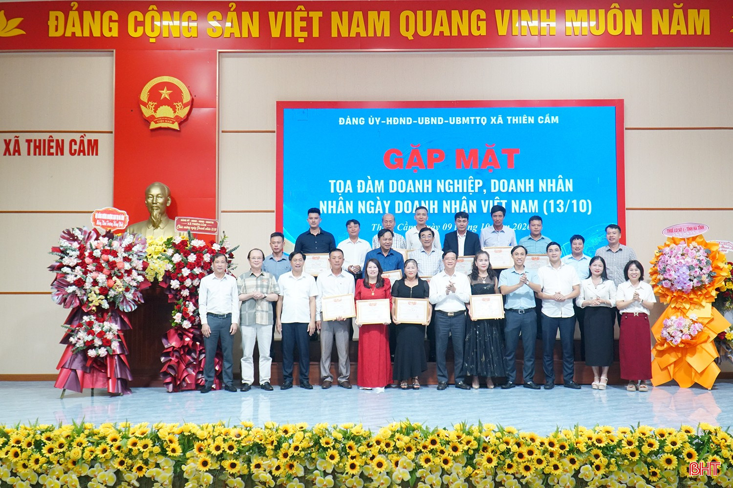 Lãnh đạo xã Thiên Cầm khen thưởng 10 tập thể, cá nhân có nhiều thành tích trong hoạt động sản xuất, kinh doanh trên địa bàn.