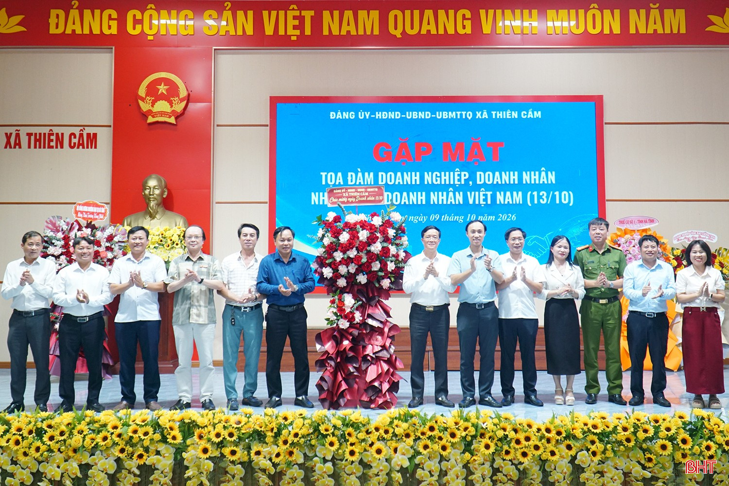 Lãnh đạo xã Thiên Cầm tặng hoa chúc mừng Hội Doanh nghiệp xã nhân Ngày Doanh nhân Việt Nam 13/10.