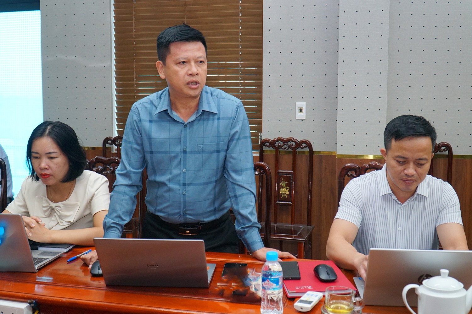 Thầy Thái Biên Cương - Hiệu trưởng Trường Tiểu học Trần Viết Thứ phát biểu tại buổi làm việc.