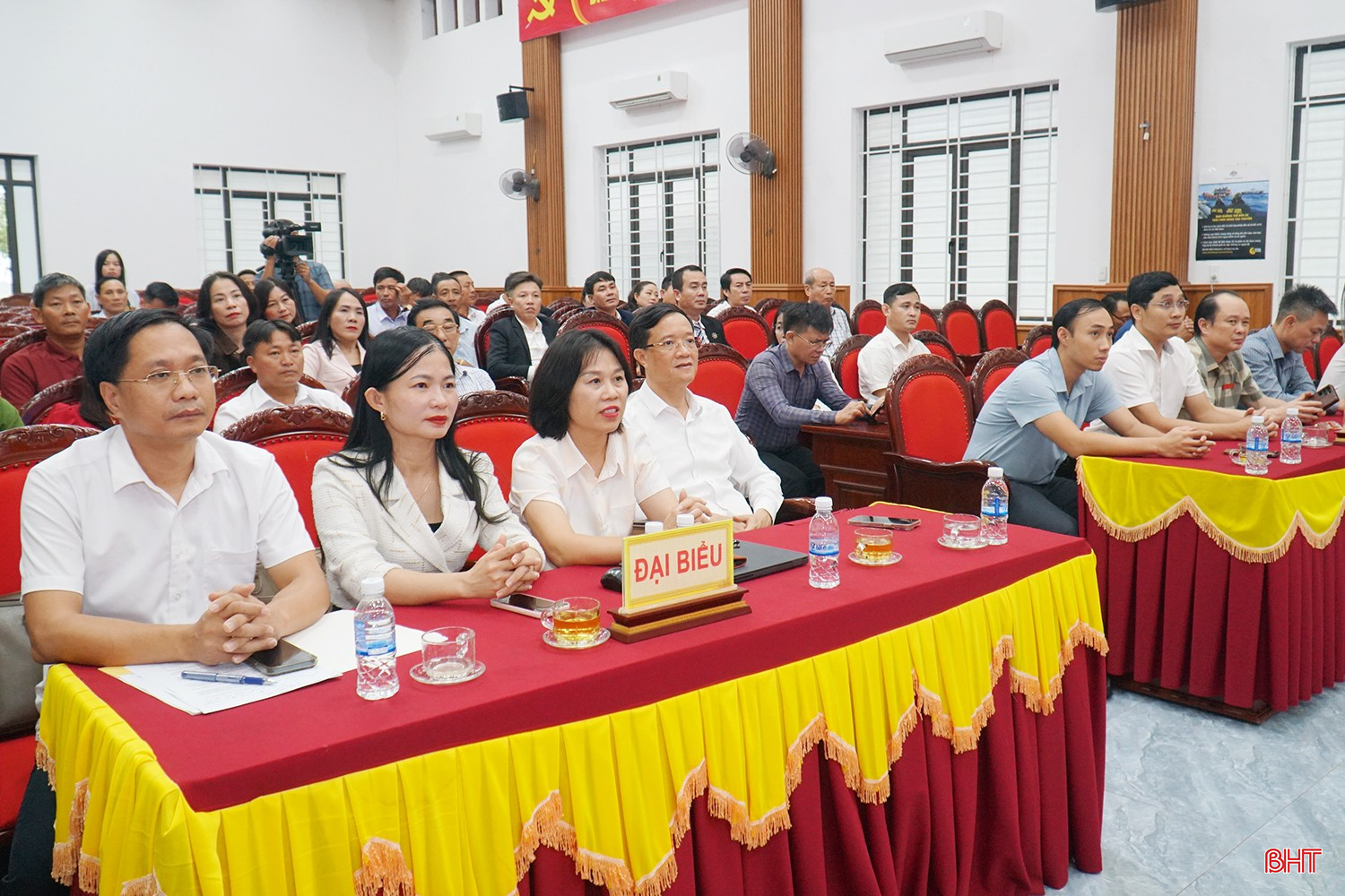 Đại biểu tham dự chương trình.