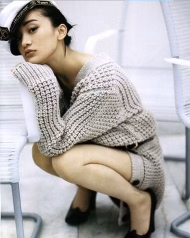 Châu Tấn (Zhou Xun) có vóc dáng nhỏ nhắn nhưng thần thái luôn linh hoạt và tươi tắn.