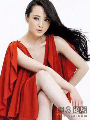 Tưởng Cần Cần (Jiang Qinqin) có nét đẹp thanh thoát, dịu dàng cổ điển. Nhưng trong cô vẫn ẩn chứa sự thông minh và nét hiện đại.