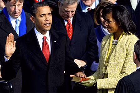 Tổng thống gốc Phi đầu tiên của Mỹ Barack Obama tuyên thệ nhậm chức. Ảnh: AP.
