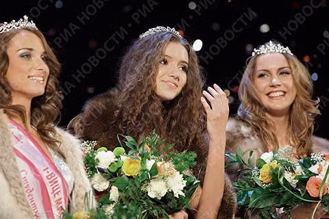 Irina Getmanova đứng giữa Á hậu 1 Anna Bobrova (trái) và Á hậu 2 Yelena Bugarya.