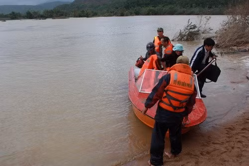 Công nhân đang dọn dẹp ở một số tuyến đường nước đã rút trong nội thành Tuy Hòa - Ảnh: PHI LONG Ngành đường sắt đã huy động toàn bộ lực lượng để khắc phục sự cố sạt lở đường ray ở nhiều đoạn và dự kiến cuối tuần này tàu mới có thể hoạt động - Ảnh: PHI LONG Giao thông ở huyện Đồng Xuân vẫn còn chia cắt ở nhiều đoạn nên cano vẫn là phương tiện di chuyển chính - Ảnh: PHI LONG